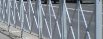 В Сумах на ул. Набережная р. Стрелка хотят забором отделить проезжую часть от тротуара