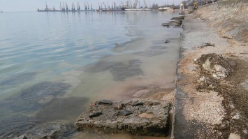 На запорожском курорте на поверхности залива Азовского моря обнаружили маслянистые пятна (Фото)