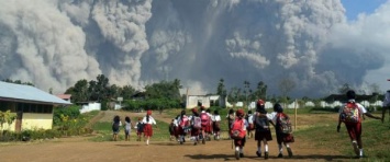 Извержение вулкана в Индонезии (видео)