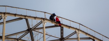 В Днепре патрульные сняли девушку с арки моста на Монастырский остров