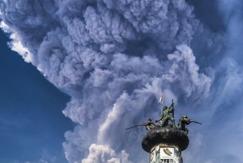 На Суматре проснулся вулкан, выбросив гигантский столб пепла