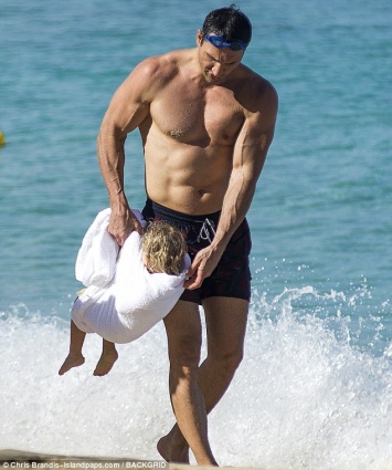 Папарацци сняли, как Кличко одной рукой носит в полотенце свою дочь на пляже Барбадоса