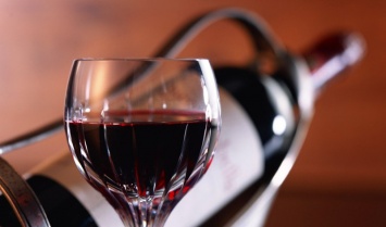 Два бокала вина в день помогут продлить жизнь человека