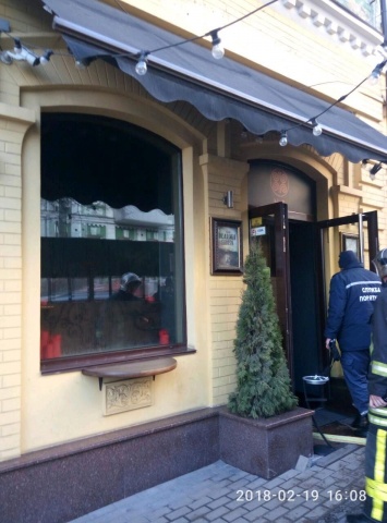 В Киеве на Михайловской загорелся коктейль-бар