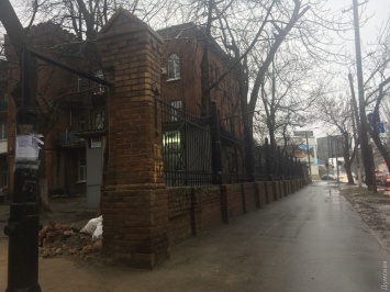 Жители «офицерских квартир» возле артучилища восстанавливают часть уникальной ограды из пушек XIX века