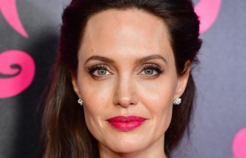 Анджелина Джоли повторила свой знаменитый образ-мем с оголенной ногой (ФОТО)