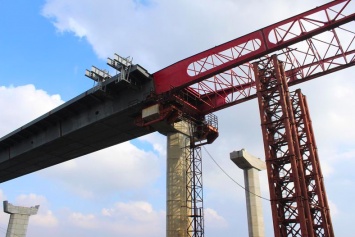 В Запорожье завершили установку основы моста с Правого берега на Хортицу (Фото)