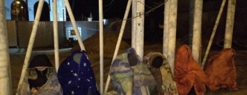 В Одессе ночью молодчики избили бездомных и разнесли пункт обогрева (ФОТО)