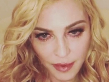 59-летняя Мадонна опубликовала пикантное селфи топлес