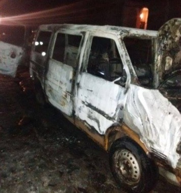 В Харькове ночью сгорел микроавтобус