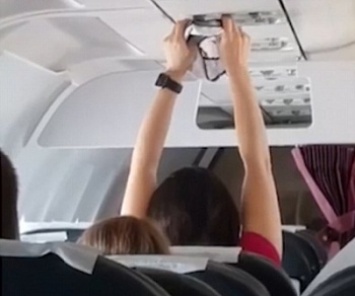 Пассажирка на глазах у всех сушила нижнее белье в самолете (видео)