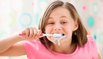 Нужно ли мыть зубную щетку перед очисткой зубов?