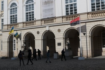 Во Львове впервые вместе с официальным флагом на мэрии подняли флаг УПА