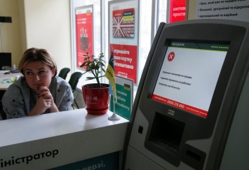 Украинцам разрешат получать пенсии и соцвыплаты в частных банках