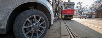 На Грушевского «мастер парковки» остановил движение трамваев