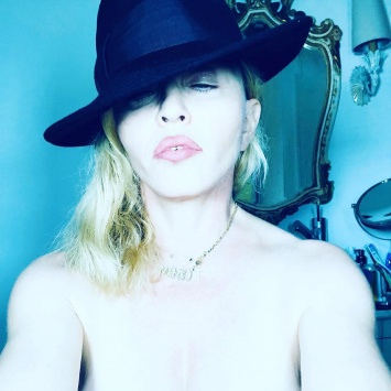 59-летняя Мадонна снова выложила обнаженное селфи