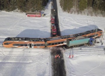 В Эстонии грузовик столкнул с рельсов пассажирский поезд (фото)