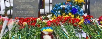 Киевляне несут цветы и свечи Героям Небесной сотни (ФОТО, ВИДЕО)