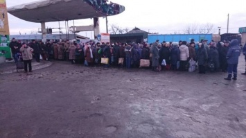 Вчера 300 человек не успели пройти КПВВ "Станично Луганское" и остались ночевать в поселке (Фото)