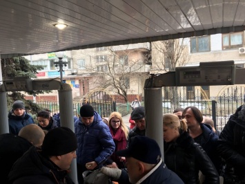 В суде по Януковичу накануне прихода Порошенко массово раздевает блондинок. Ищут Femen