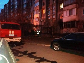 В запорожской многоэтажке произошел пожар - есть погибшие и пострадавшие (Фото)
