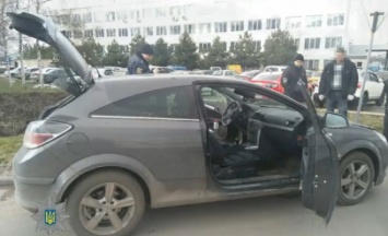 Запорожские патрульные показали видео задержания автоугонщиков - один из задержанных находился в розыске