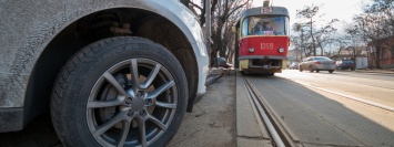 Жительница Днепра "случайно" заблокировала проезд электротранспорта