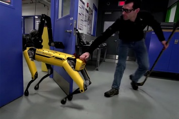 Робот-собака Boston Dynamics оказала сопротивление человеку