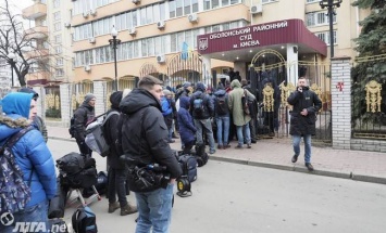 В суде по Януковичу полицейские искали у женщин надписи на теле