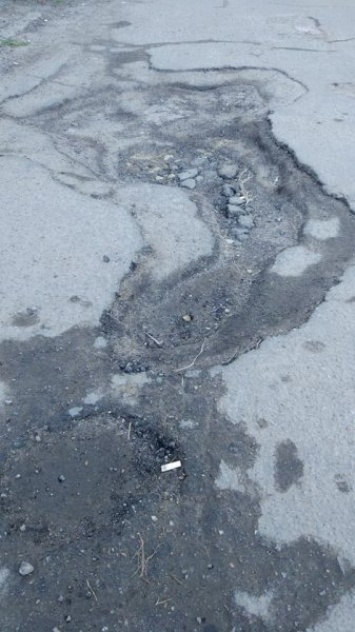 "В некоторых кратерах скоро будет плескаться магма", - жители Новой Каховки о ямах на дорогах