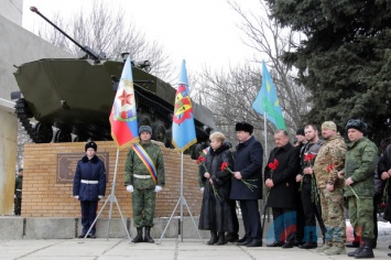 В Луганске открыли восстановленный после подрыва украинскими диверсантами памятник десантникам