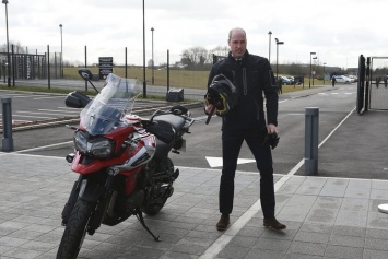 Сеть взорвали снимки принца Уильяма на мотоцикле (ФОТО)