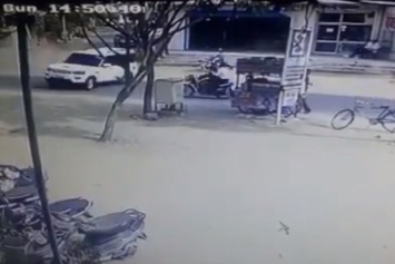 Жуткая авария в Индии: внедорожник столкнулся с мотоциклом (видео)