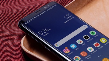 Samsung введет тренд на безрамочные дисплеи в смартфонах средней категории