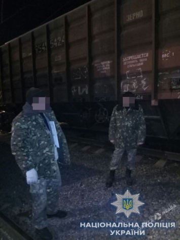 Одесские правоохранители задержали мужчин, которые украли пшеницу на ЖД-вокзале