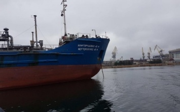 В Херсоне арестовали судно возившее ильмент в Крым