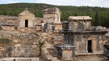 Раскрыта тайна смертельно опасного античного грота в Турции
