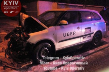 ДТП в Киеве: таксист Uber разбился о столб