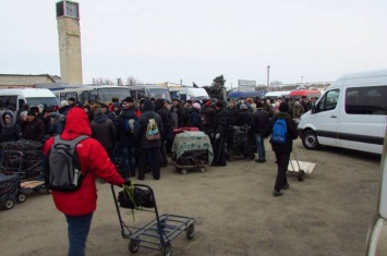 На КПВВ в Станице Луганской большие очереди (фото)