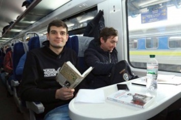 "Укрзализныця" начала торговать книгами в поездах (фото)