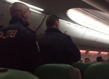Пассажиры подрались из-за отказа одного из них перестать портить воздух в самолете