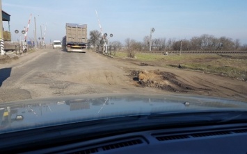 При въезде в Николаев водителей встречает большая глубокая яма