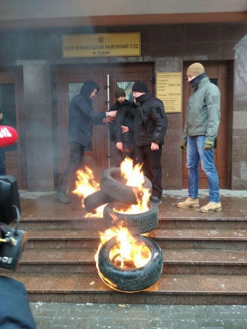 Украинские нацисты устроили бузу под судом в поддержку убийц Бузины