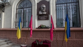 В Запорожье в честь годовщины смерти открыли мемориальную доску экс-мэру Поляку (Фото)
