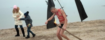 В Одессе голые прыгающие мужчины прогоняли зиму (ФОТО)