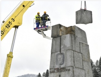 В Польше сносят памятник генералу, убитому УПА