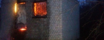 В Кременчуге выгорело здание на берегу Днепра (ФОТО)