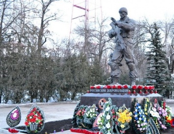 "Ихтамнет, но памятники ставят": в Луганске открыли монумент российским наемникам (фото)