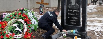 Покровские правоохранители почтили память погибшего от рук террористов спецназовца Виталия Мандрыка