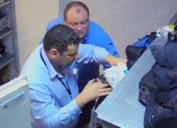 В аэропорту Борисполь сняли на видео работников, которые копаются в чужих чемоданах